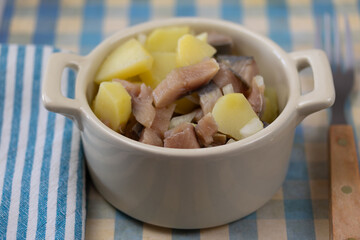 salade d'hareng, pommes de terre et oignons	
