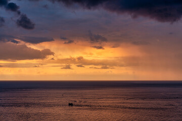 Naklejka premium Sunset over the ocean