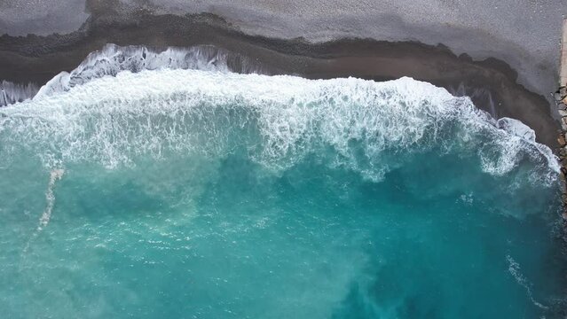 grosse vagues en vue aérienne sur une plage de galets - méditerranée