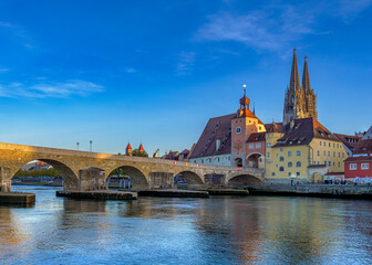 Blick auf Regensburg mit Dom und Steinerne Brücke, Fluss Donau, Oberpfalz, Bayern, Deutschland,...