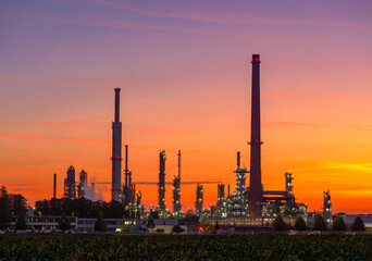 Raffinerie in der Abenddämmerung, Industrieanlage, Ingolstadt, Bayern, Deutschland, Europa
