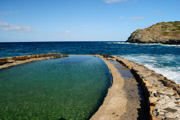La piscina della spiaggia dell'Argentiera
