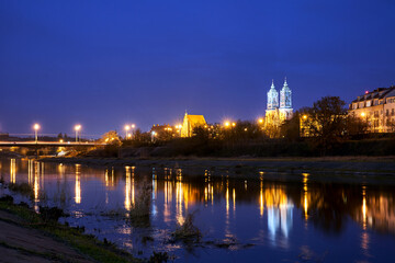 Fototapeta na wymiar bridge over the river Warta and gothic cathedral at night in Poznan