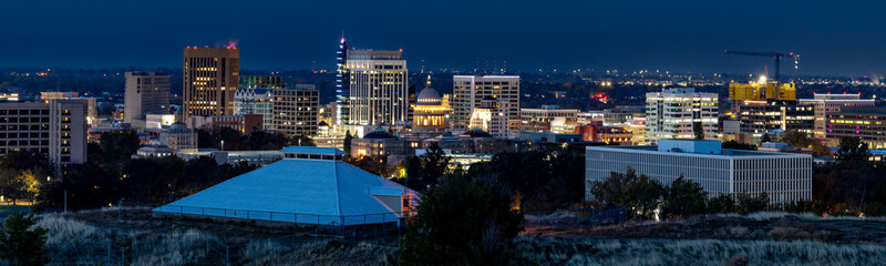 Naklejka premium Blue hour over the city of Bosie skyline