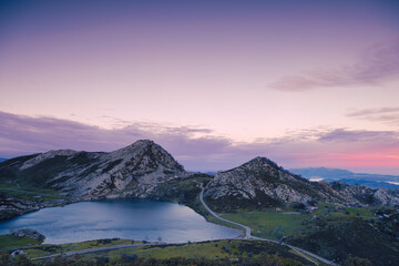 Lakes and mountain at dawn.
Arriving at night to a place like this and discovering things as the light arrives produces something indescribable in the body. - obrazy, fototapety, plakaty
