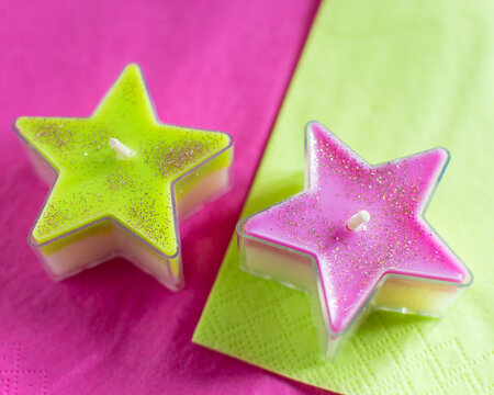 Teelicht Sternkerzen in transparenter Hülle, zweifarbig in Grün-weiß und Rosa-weiß mit Glitzerstaub.