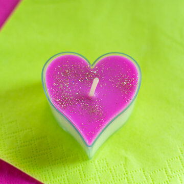 Teelicht Herzkerze in transparenter Hülle, zweifarbig Rosa-weiß mit Glitzerstaub. Nahaufnahme