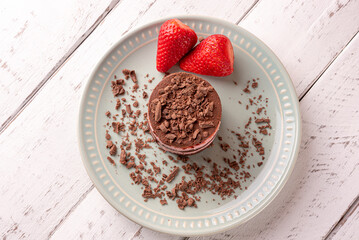 Bolo minicake de chocolate com morango