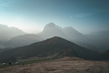 Panoramablick auf die Berggipfel der Dolomiten bei klarem,  blauen Himmel
