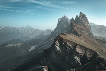 Panoramablick auf die Berggipfel der Dolomiten bei klarem,  blauen Himmel