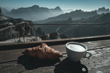 kleines Frühstück vor der Hochgebirgskullisse der Dolomiten bei strahlend blauem Himmel - obrazy, fototapety, plakaty