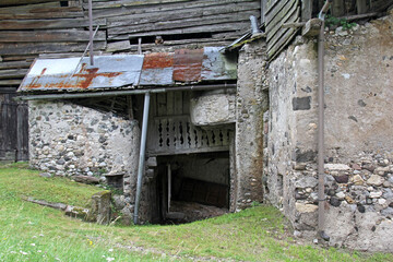 antico rustico con forno esterno a sporgere a Forno, frazione di Moena in Val di Fassa