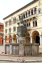 Belluno; la fontana di piazza Duomo e il Palazzo dei Rettori