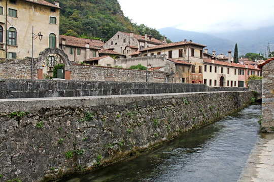 Vittorio Veneto (Treviso); il borgo antico di Serravalle lungo il Fiume Meschio