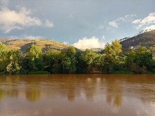 Río Sil revuelto a su paso por Barco de Valdeorras, Galicia