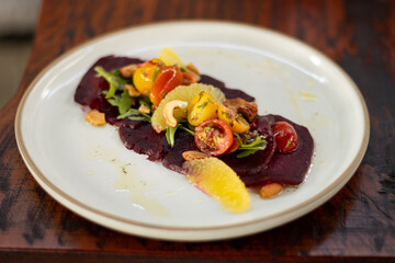 Carpaccio de betabel con jitomates cherry y gajos de naranja 