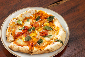 Pizza italiana con queso mozzarella y jitomates cherry 