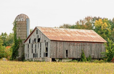 Old weather beaten barn in Wisconsin  © Ricky