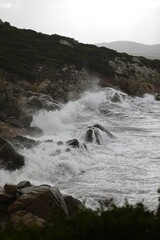 mare sugli scogli