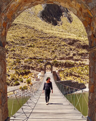 mulher caminhando sobre ponte no valle del colca, peru 