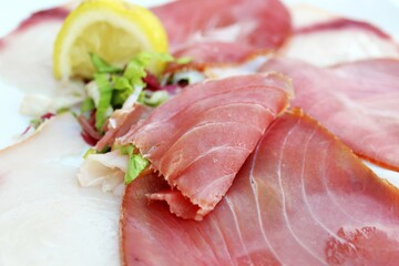 Roher Fisch ist eine Spezialität in Italien: Hier ein Carpaccio von Thunfisch und Schwertfisch mit Zitrone