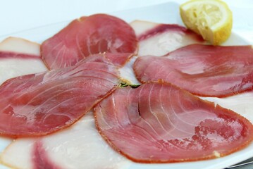 Roher Fisch ist eine Spezialität in Italien: Hier ein Carpaccio von Thunfisch und Schwertfisch mit...