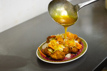 Virtiendo jarabe en pollo frito oriental 