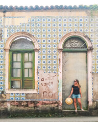 mulher em frente a casa revestida de azulejos em castanhal, par&aacute;