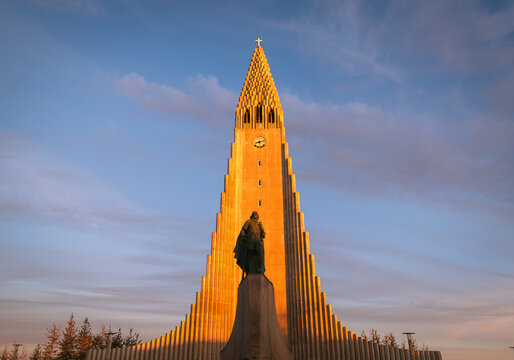 Hallgr&iacute;mskirkja church at sunset on September 5, 2022 in Reykjav&iacute;k, Iceland