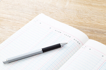 机に置かれた帳簿