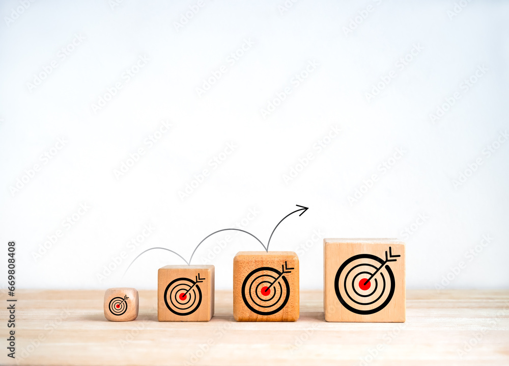 Aufkleber small steps to archive big win. the power of micro goals, business concept. arrow jumping on wooden 