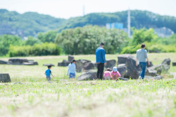 公園で遊ぶ家族
