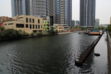 月島運河と高層マンション群