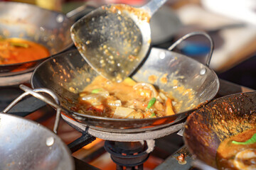 Stir while cooking the squid chili sauce in the frying pan.