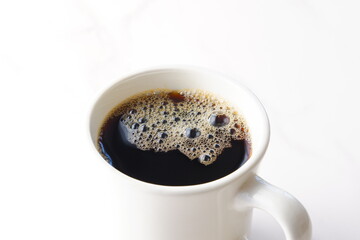 淹れたてのコーヒーが入ったコーヒーカップ