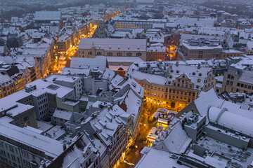 Blick in dier Augsburger Fußgängerzone an einem verschneiten Winterabend während des...