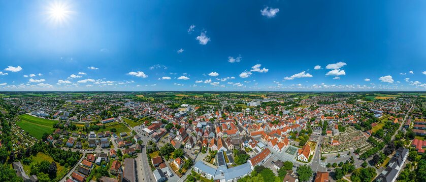 Die schw&auml;bische Kreisstadt Aichach im Wittelsbacherland in Bayern im Luftbild, 360 Grad Rundblick
