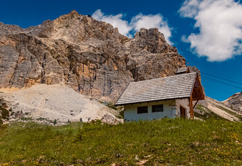 Fototapeta na wymiar Alpine summer view near Mount Lagazuoi, Dolomites, Belluno, Veneto, Italy