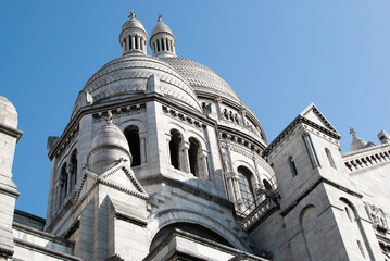 Fototapeta na wymiar detalle de las cúpulas blancas de la Basílica del sagrado corazón, Sacré Cœur, en parís, francia. europa
