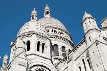 vista de las cúpulas blancas desde un lateral de la Basílica del sagrado corazón, Sacré Cœur, en parís, francia. europa