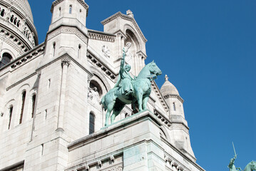 parte alta de fachada con esculturas ecuestres de la Basílica del sagrado corazón, Sacré Cœur, en parís, francia. europa