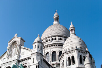 detalle de las cúpulas blancas de la Basílica del sagrado corazón, Sacré Cœur, en parís, francia. europa