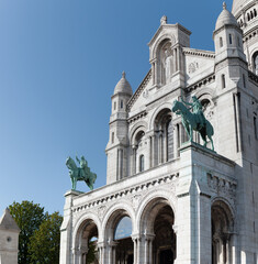 parte superior de la fachada con sus esculturas ecuestres de la Bas&iacute;lica del sagrado coraz&oacute;n, Sacr&eacute; C&oelig;ur, en par&iacute;s, francia. europa