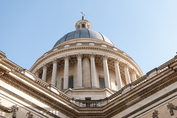 c&uacute;pula del Pante&oacute;n de Par&iacute;s vista desde un lateral en par&iacute;s francia 