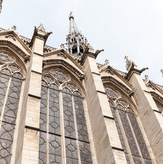 Fachada exterior con las impresionantes vidrieras de la capilla gótica de Sainte Chapelle en la Isla de la Cité en parís, francia, europa