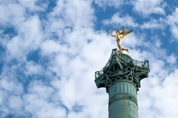 Columna de Julio, con la escultura de bronce Genio de la Libertad realizada por Auguste Dumont en la Plaza de la Bastilla, París, Francia