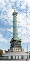 Columna de Julio, coronada por la escultura de bronce Genio de la Libertad realizada por Auguste Dumont en la Plaza de la Bastilla, París, Francia