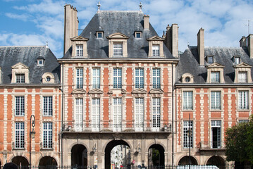 Fachada de edifico de la Plaza de los Vosgos en par&iacute;s, francia, europa