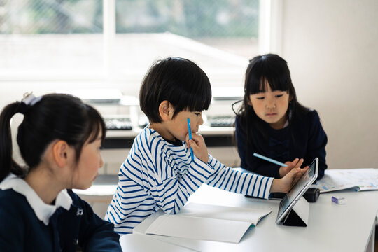 タブレットを使って勉強する日本人の子供達
