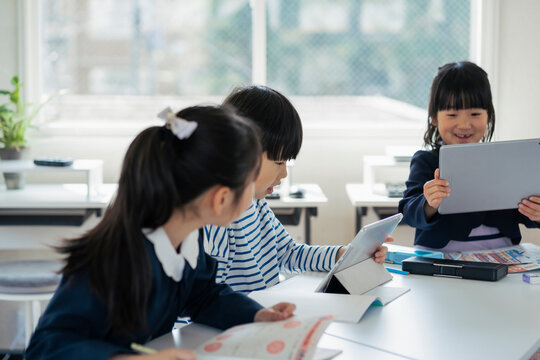 タブレットを使って勉強する日本人の子供達